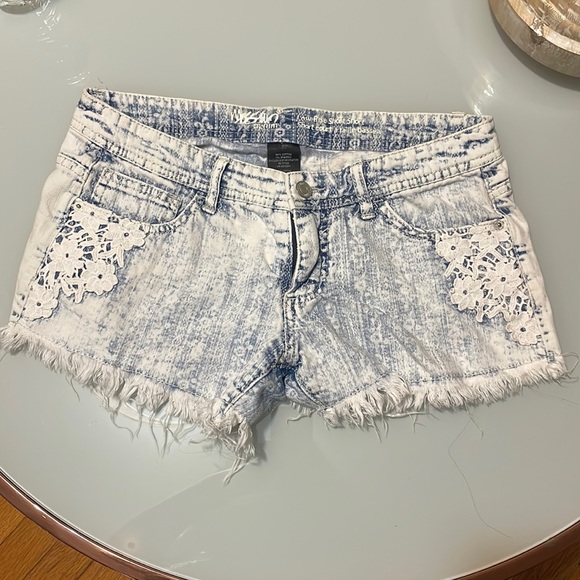 LOW RISE SHORTS WITH FLOWER PRINT - Picture 1 of 3